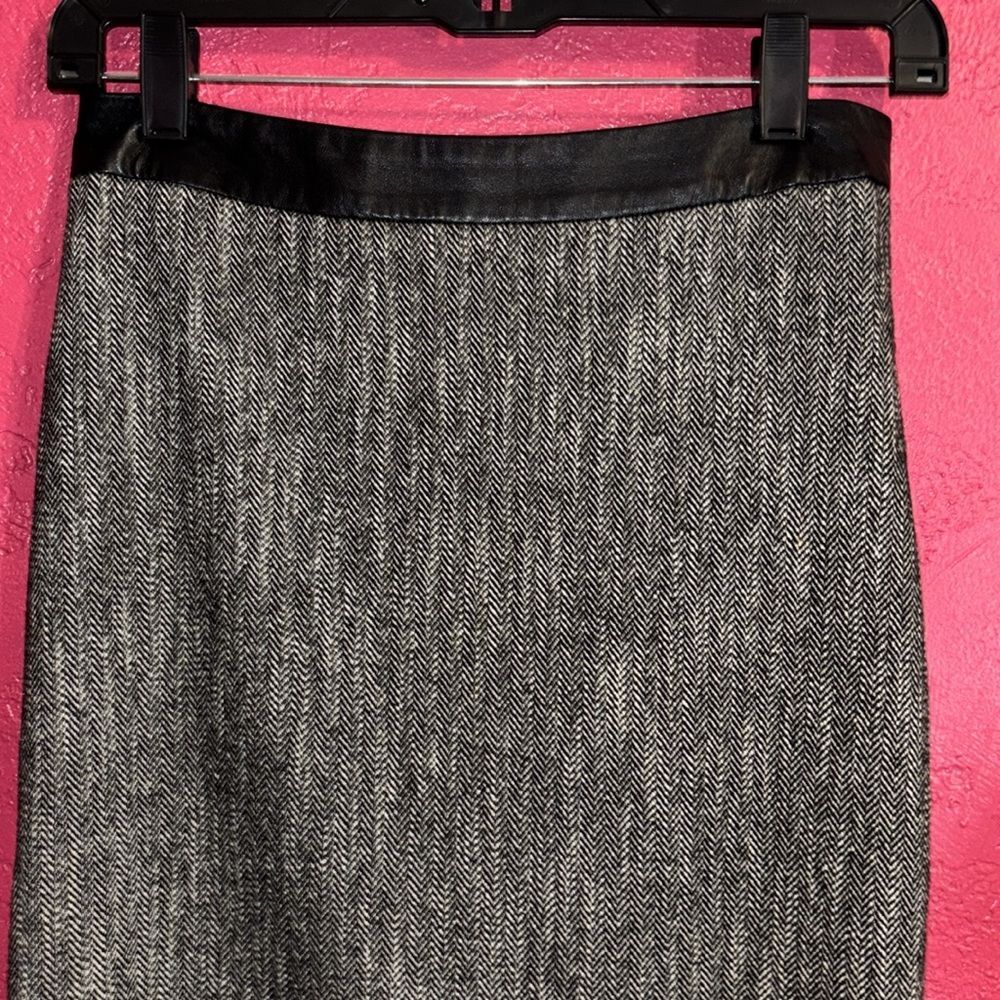 Bebe black and white herringbone pencil skirt with leather waistband. Sz 4 - Picture 2 of 8